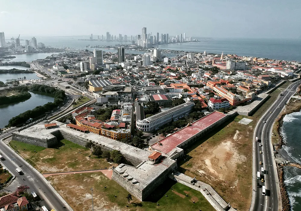 色彩と歴史に彩られた城壁都市